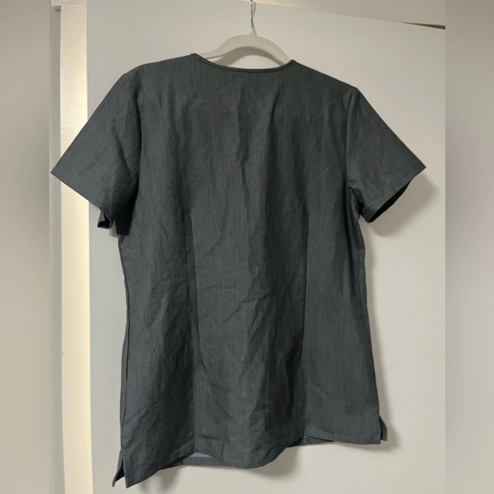 FIGS Casma Three-Pocket Scrub Top in Graphite - Picture 5 of 5